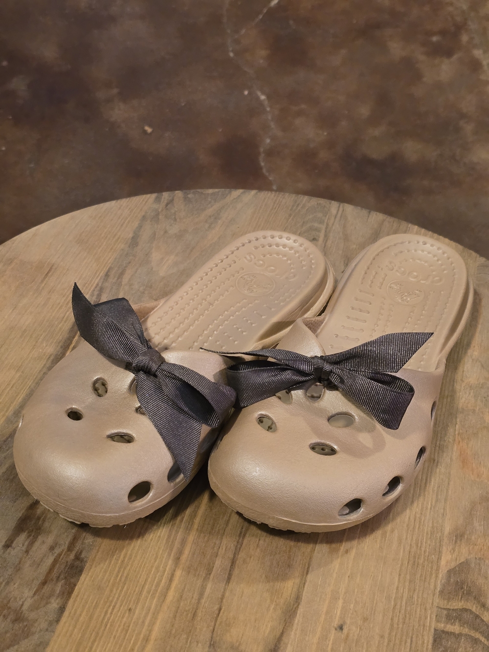 Crocs Rare Audrey Slides Gold Brown Ribbon Bow Clogs Women’s Size 8